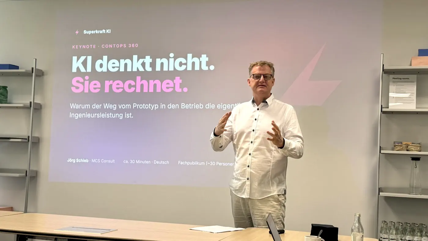 Jörg Schieb auf der Bühne vor der Folie „KI denkt nicht. Sie rechnet.“
