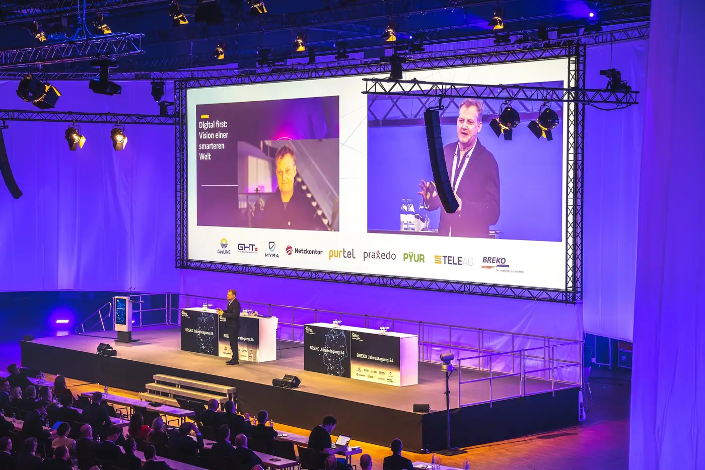 Keynote von Jörg Schieb auf großer Bühne vor vollem Auditorium