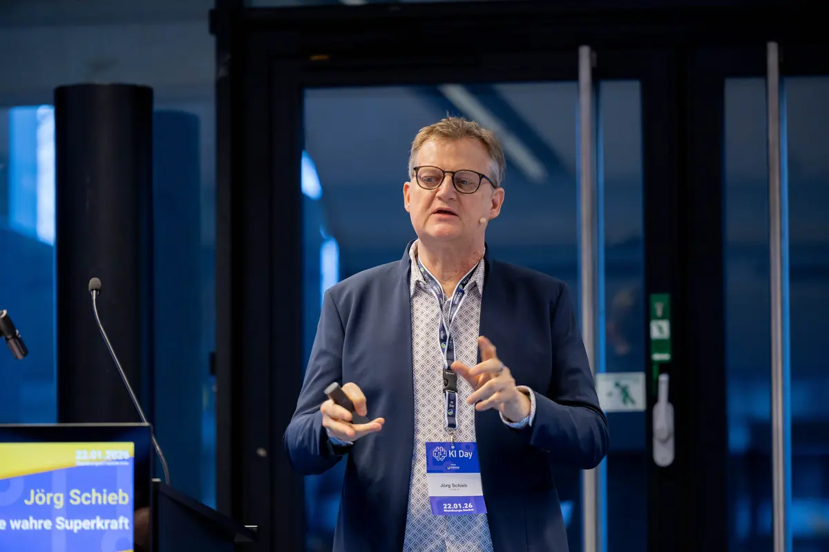 Jörg Schieb bei einer Keynote zum Thema künstliche Intelligenz