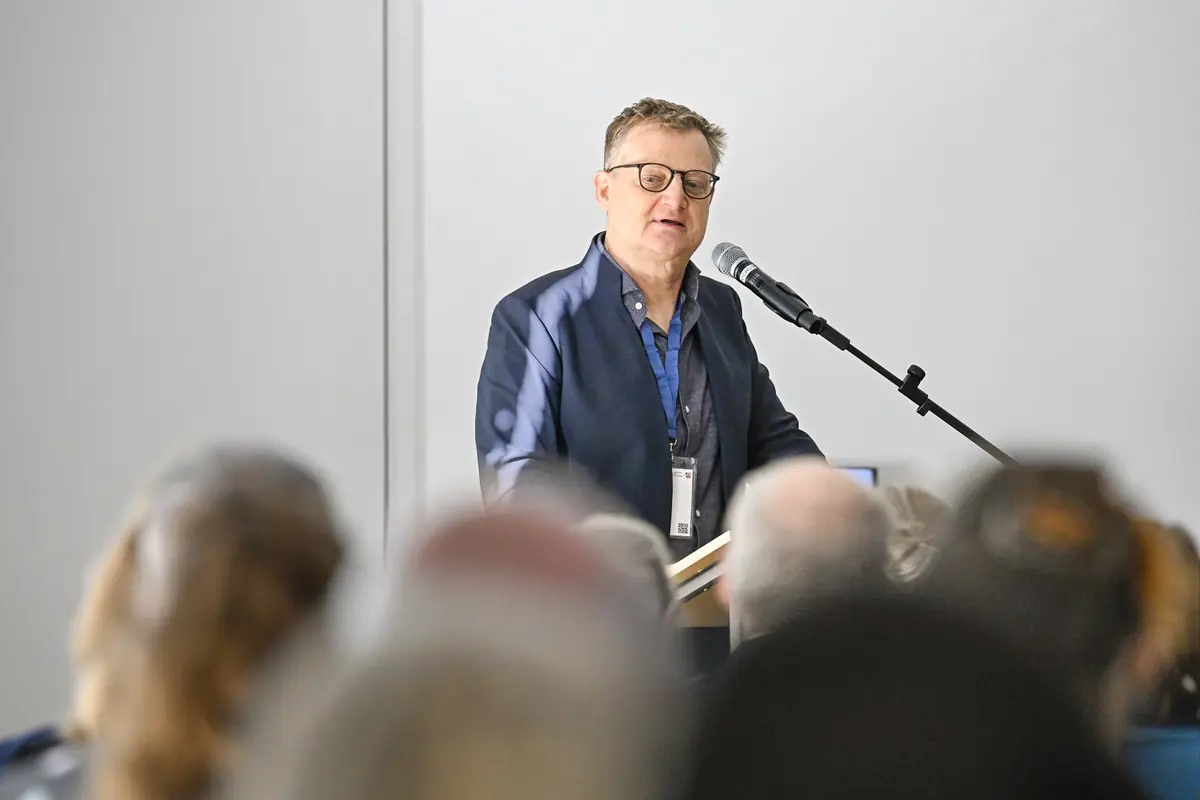 Jörg Schieb am Mikrofon, Publikum im Vordergrund