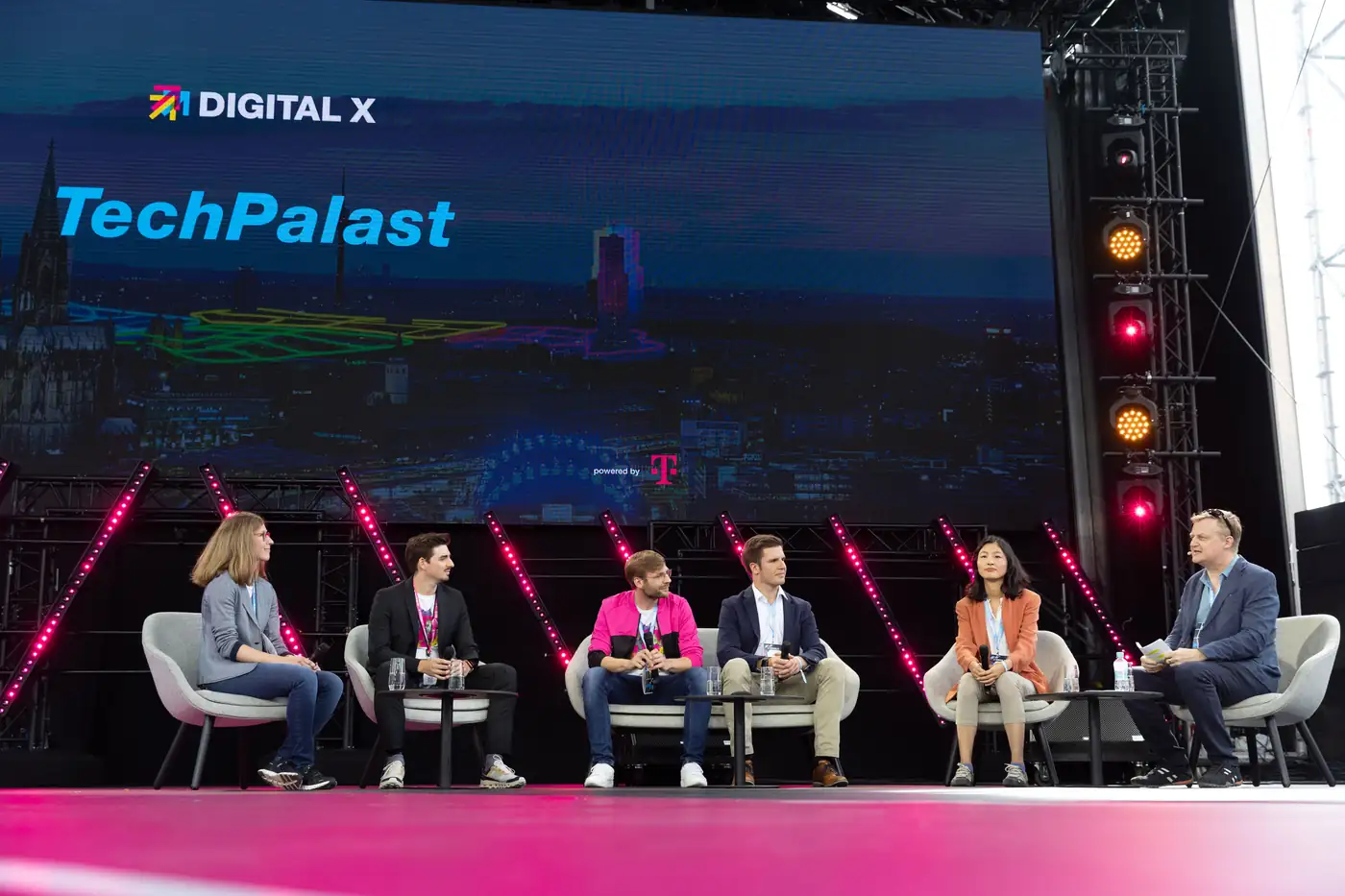 Jörg Schieb moderiert ein Panel auf der DIGITAL X in Köln