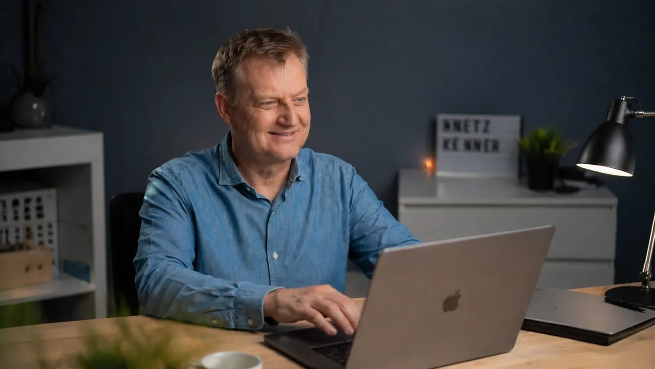 Jörg Schieb am Schreibtisch beim Arbeiten